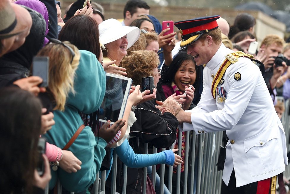 Harry se před památníkem setkal se stovkami nadšených fanoušků (2015)