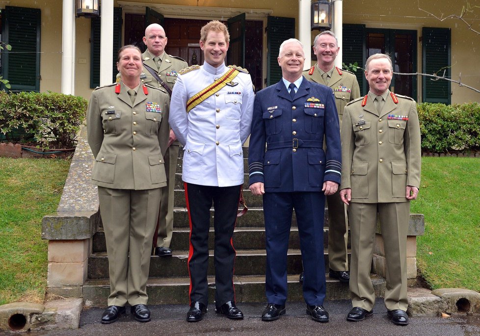 Princ Harry s brigádním generálem Dianne Gallaschovou, velitelem RMC, praporčíkem Davidem Ashley RSM-A, šéfem Australian Defence Force Air Chief Marshalem Markem Binskinem, generálmajorem Jeffreyem Senglemanem a šéfem armády generálem Davidem Morrisonem