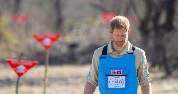 Princ Harry na minovém poli v Angole