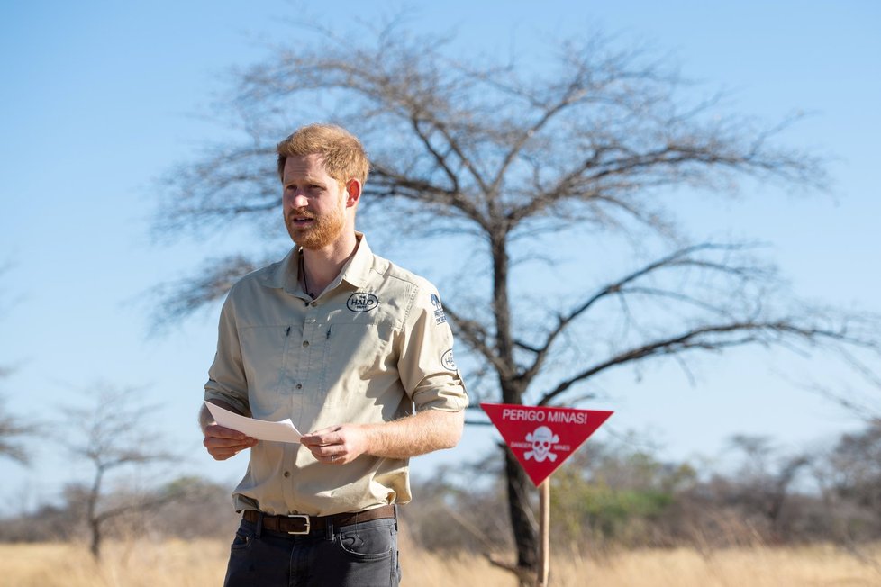 Princ Harry na minovém poli v Angole