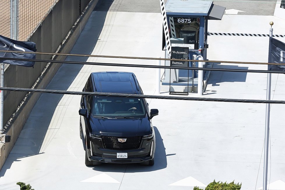 Harry přiletěl do Kalifornie. Jeho černé SUV zachytily bezpečnostní kamery na letišti.