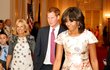 Jill Bidenová a princ Harry kráčejí za Michelle Obamovou