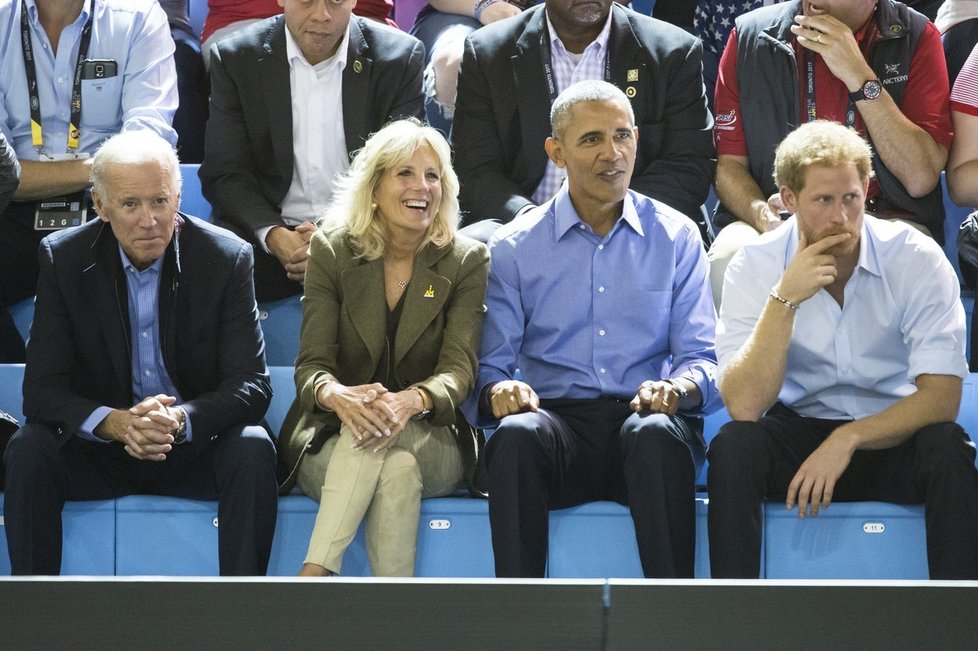 Joe Biden, Jill Bidenová, Barack Obama a princ Harry na zápase