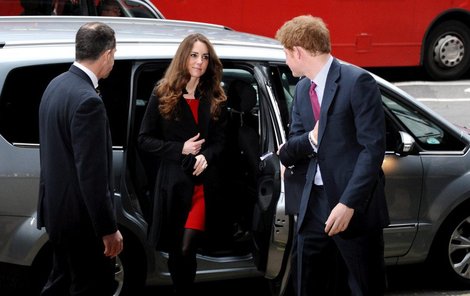 Kate Middleton se včera provdala za prince Harryho (vpravo)! Naštěstí jen nanečisto...
