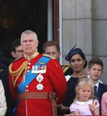 Princ Harry a vévodkyně Meghan se netvářili zrovna šťastně.