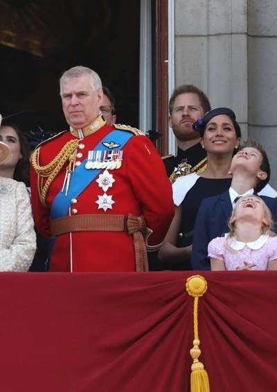 Princ Harry a vévodkyně Meghan se netvářili zrovna šťastně.