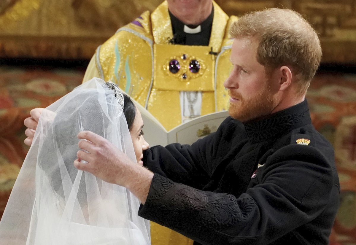 Princ Harry sundal závoj Meghan.