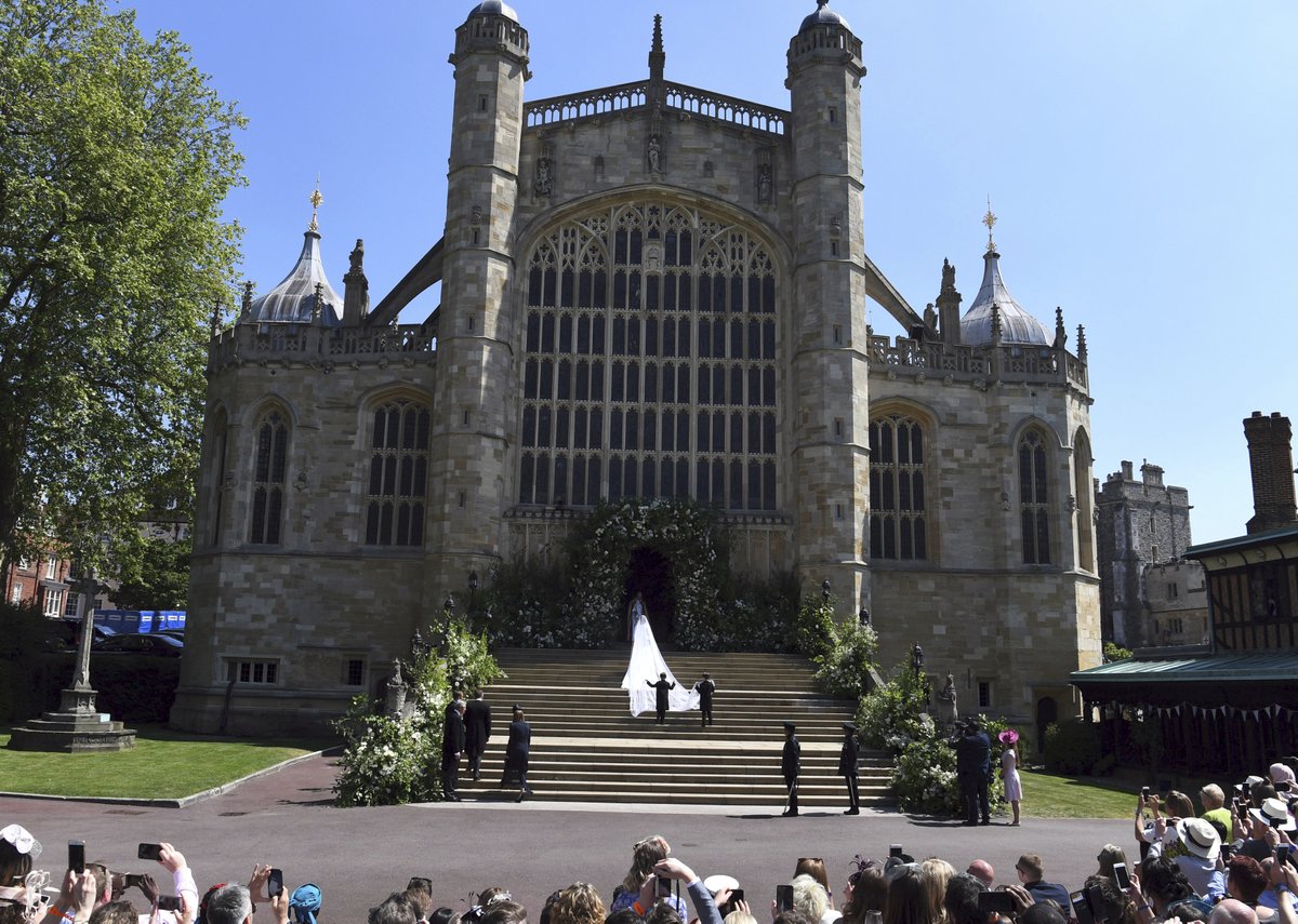 Meghan Markle přichází do kaple.