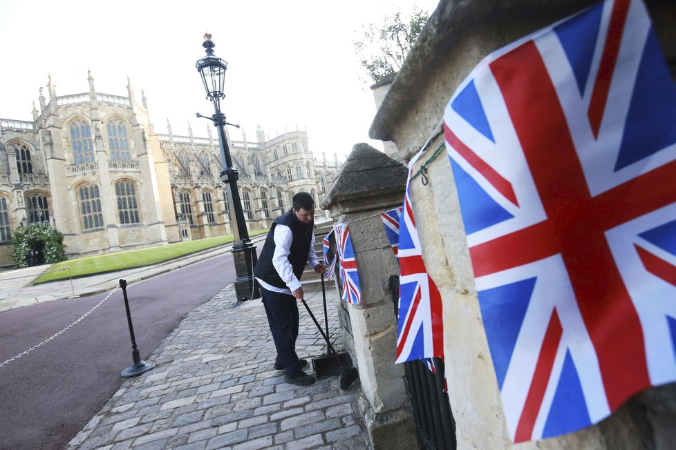 Princ Harry a Meghan Markle si dnes řeknou své ano na hradě Windsor.