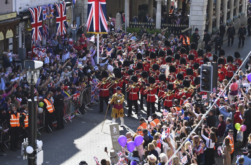 Británie slaví svatbu prince Harryho a Meghan Markle.