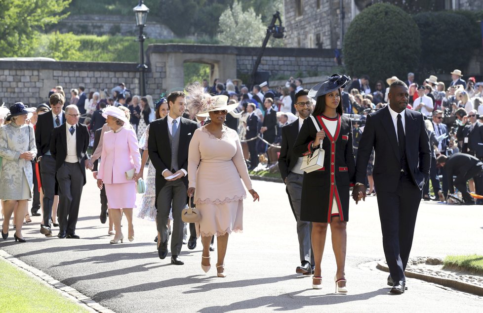 Čestní hosté Oprah Winfey a Idris Elba na hradě Windsor.