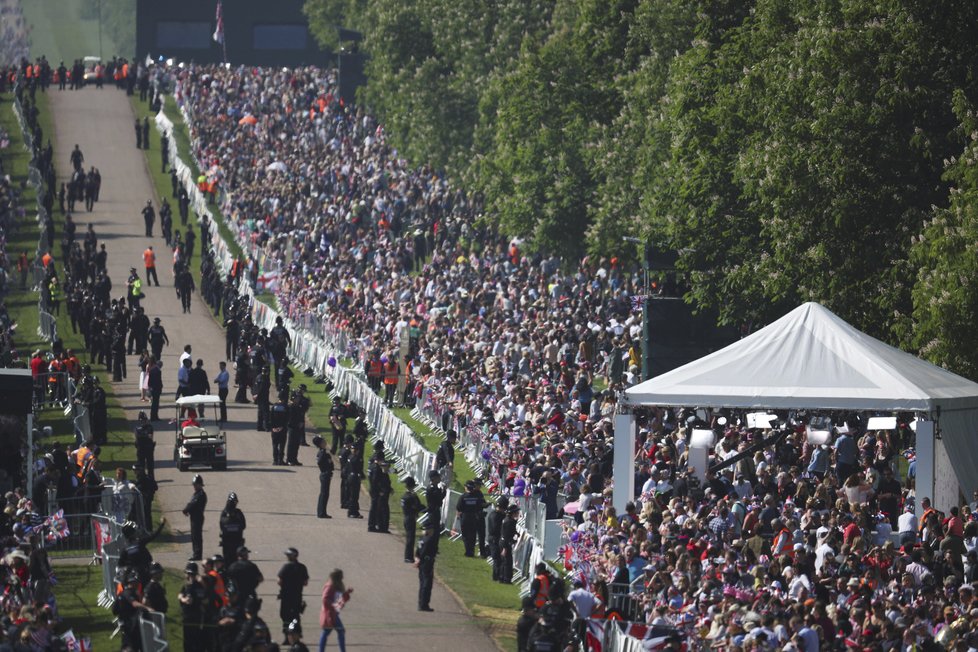 Lidé vyčkávají na svatbu prince Harryho a Meghan Markle.