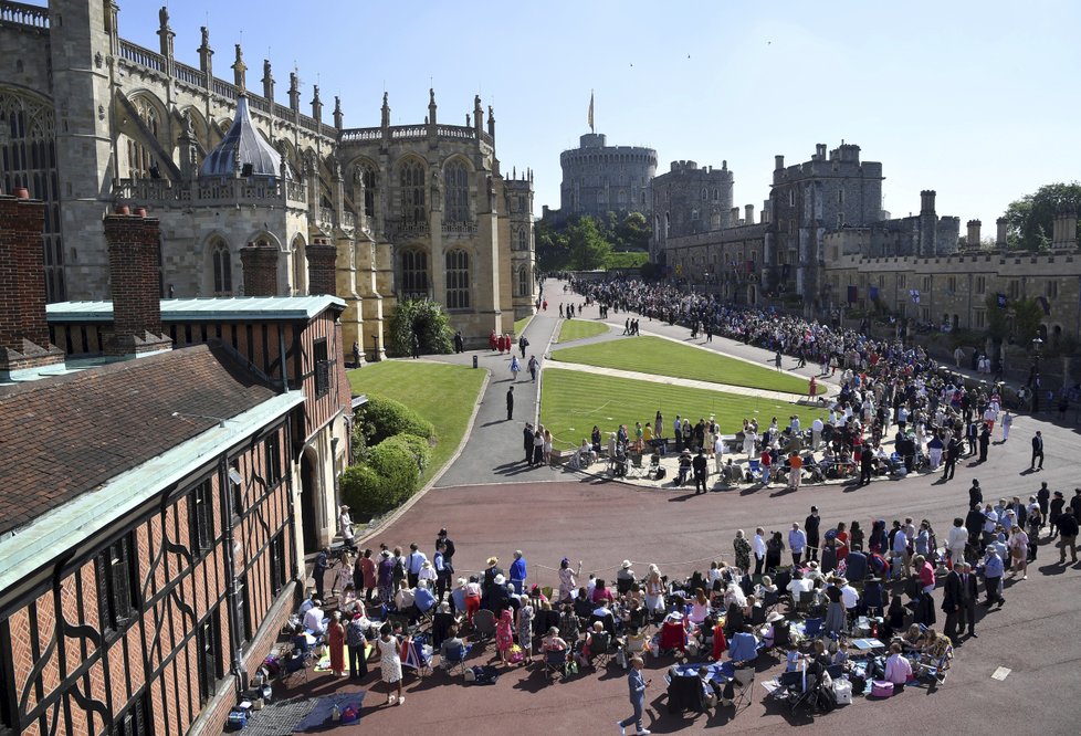 Lidé vyčkávají na svatbu prince Harryho a Meghan Markle.