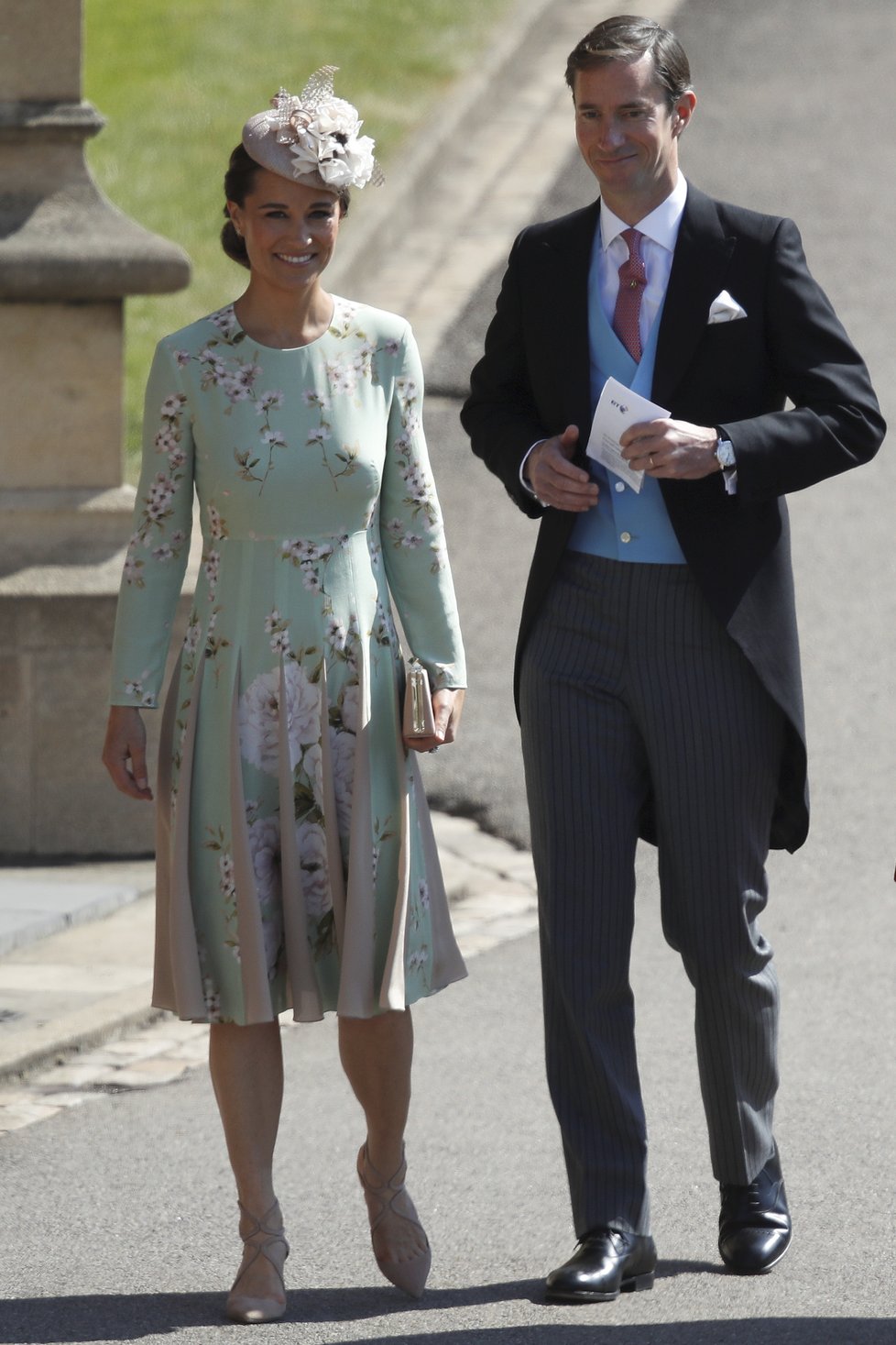 Pippa Middleton a její manžel James Matthews na hradě Windsor.