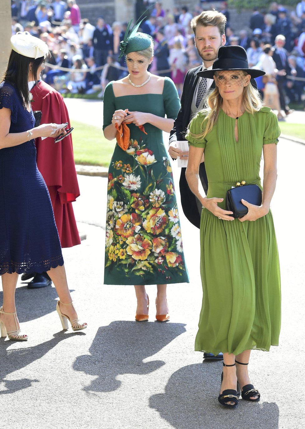 Lady Kitty Spencerová a Victoria Aitkenová přijely na hrad Windsor.