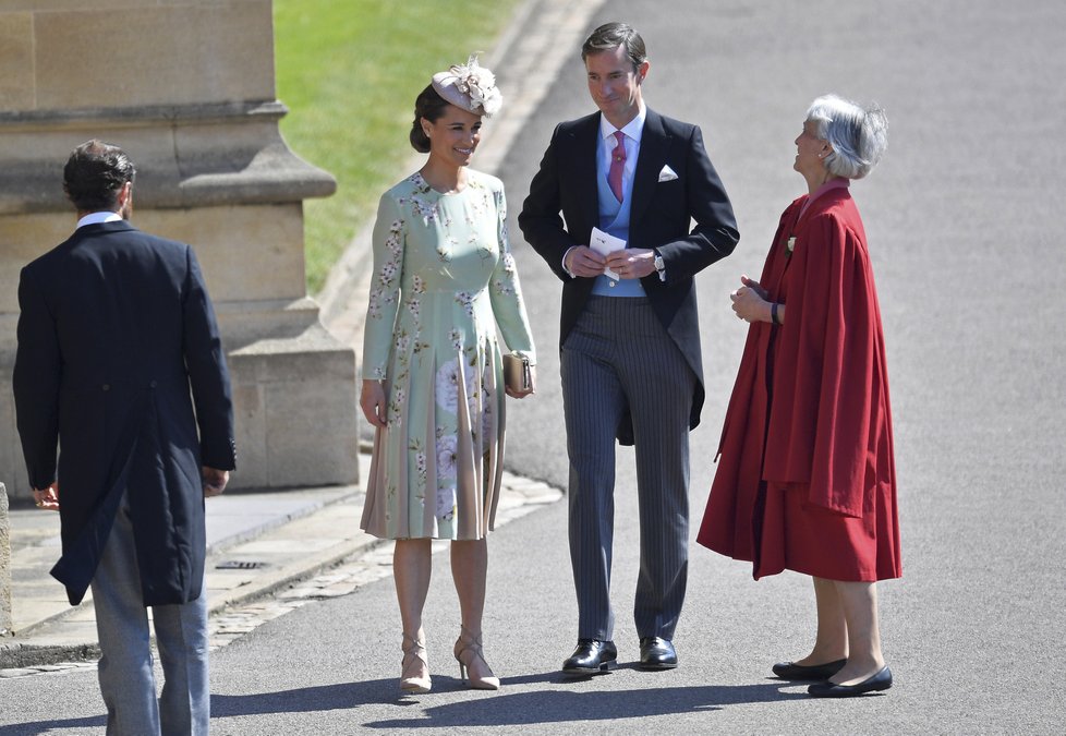 Pippa Middleton s manželem Jamesem jsou hosty na svatbě prince Harryho.