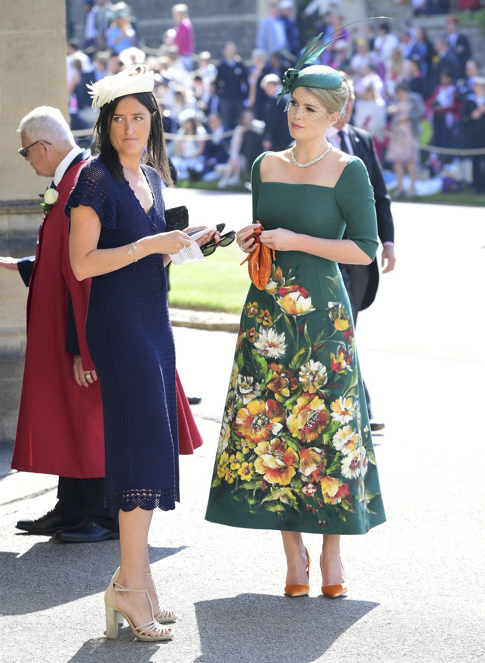 Lady Kitty Spencer před kaplí na hradě Windsor.