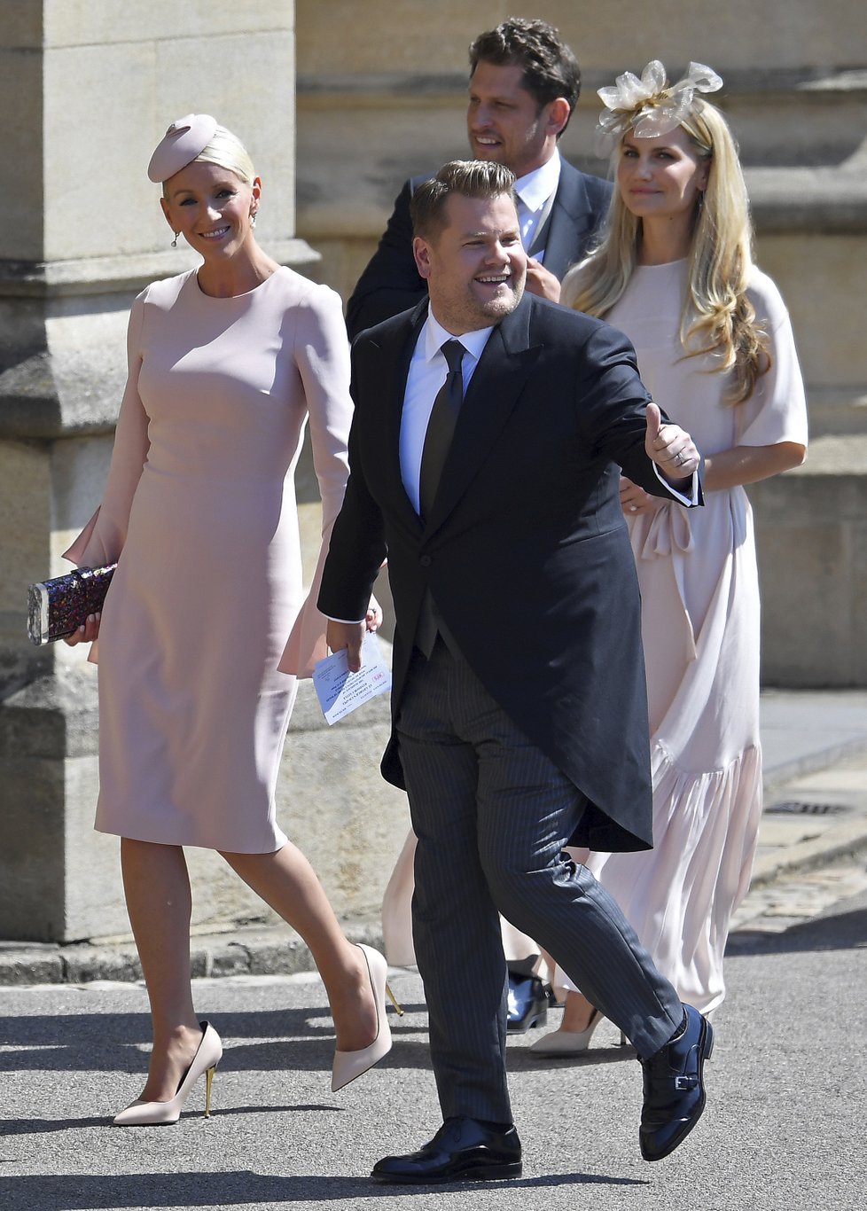 James Corden and Julia Carey přijeli na svatbu.