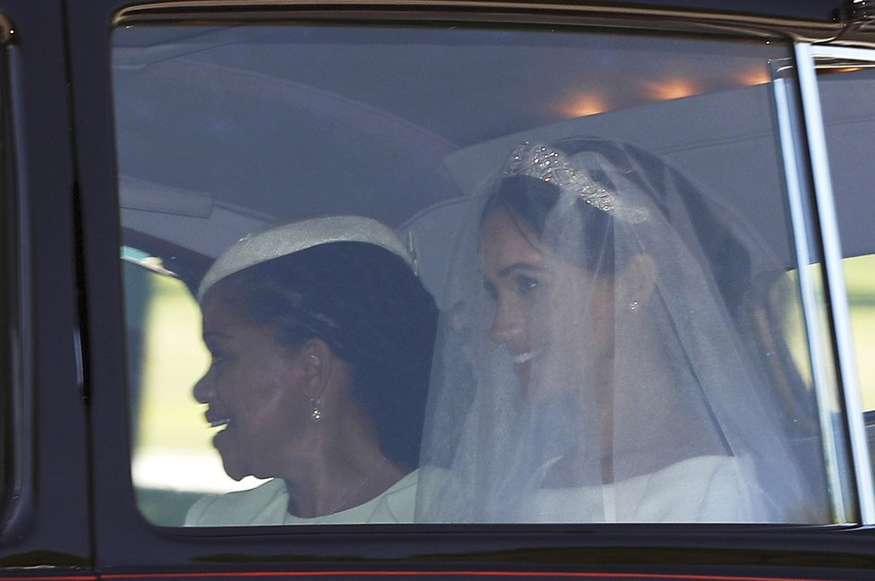 Meghan Markle přijíždí na Windsor.