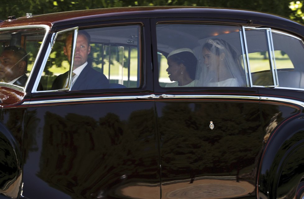 Meghan Markle přijíždí na hrad Windsor.