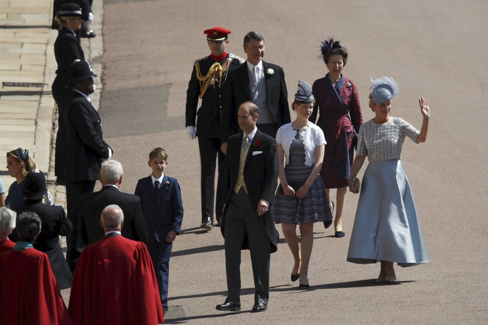 Královská rodina přijíždí na hrad Windsor.