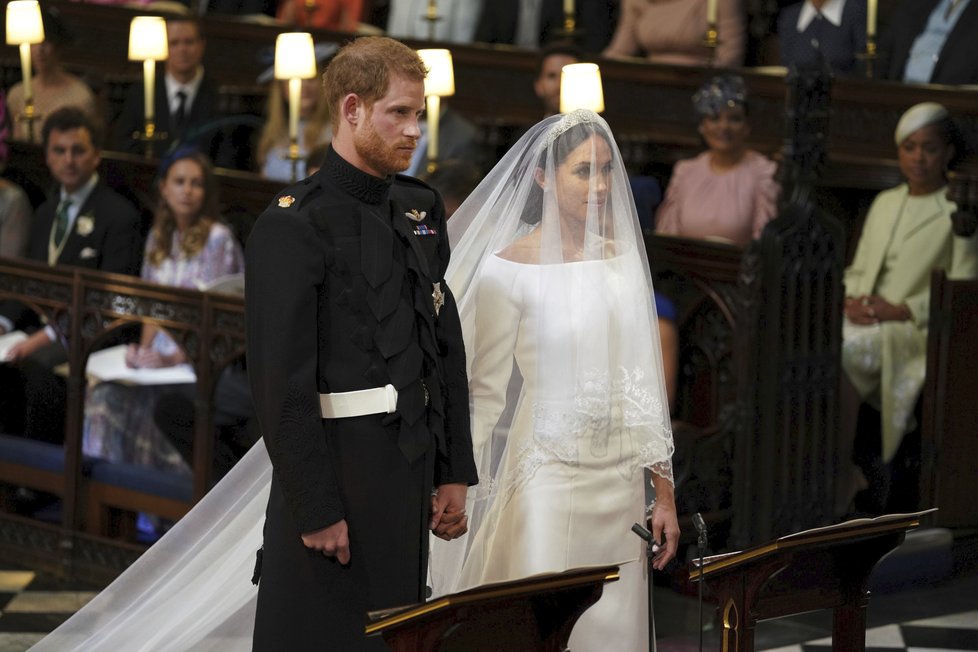 Meghan a Harry u oltáře.