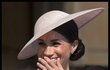 S úsměvem od ucha k uchu se poprvé jako vdaná paní objevila na oslavě narozenin svého tchána, prince Charlese. Smích ji ale možná brzy přejde...