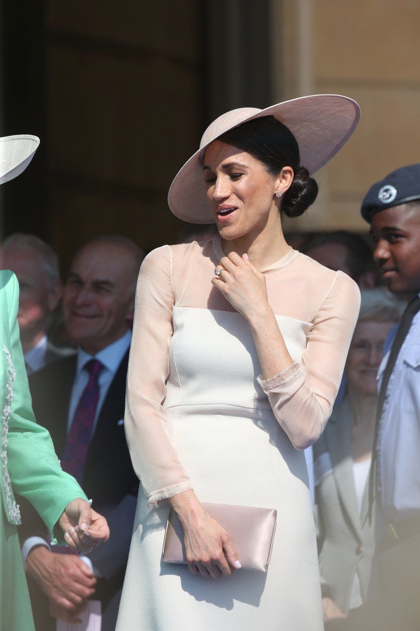 Meghan Markle dělala na oslavě 70.narozenin prince Charlese různé grimasy.