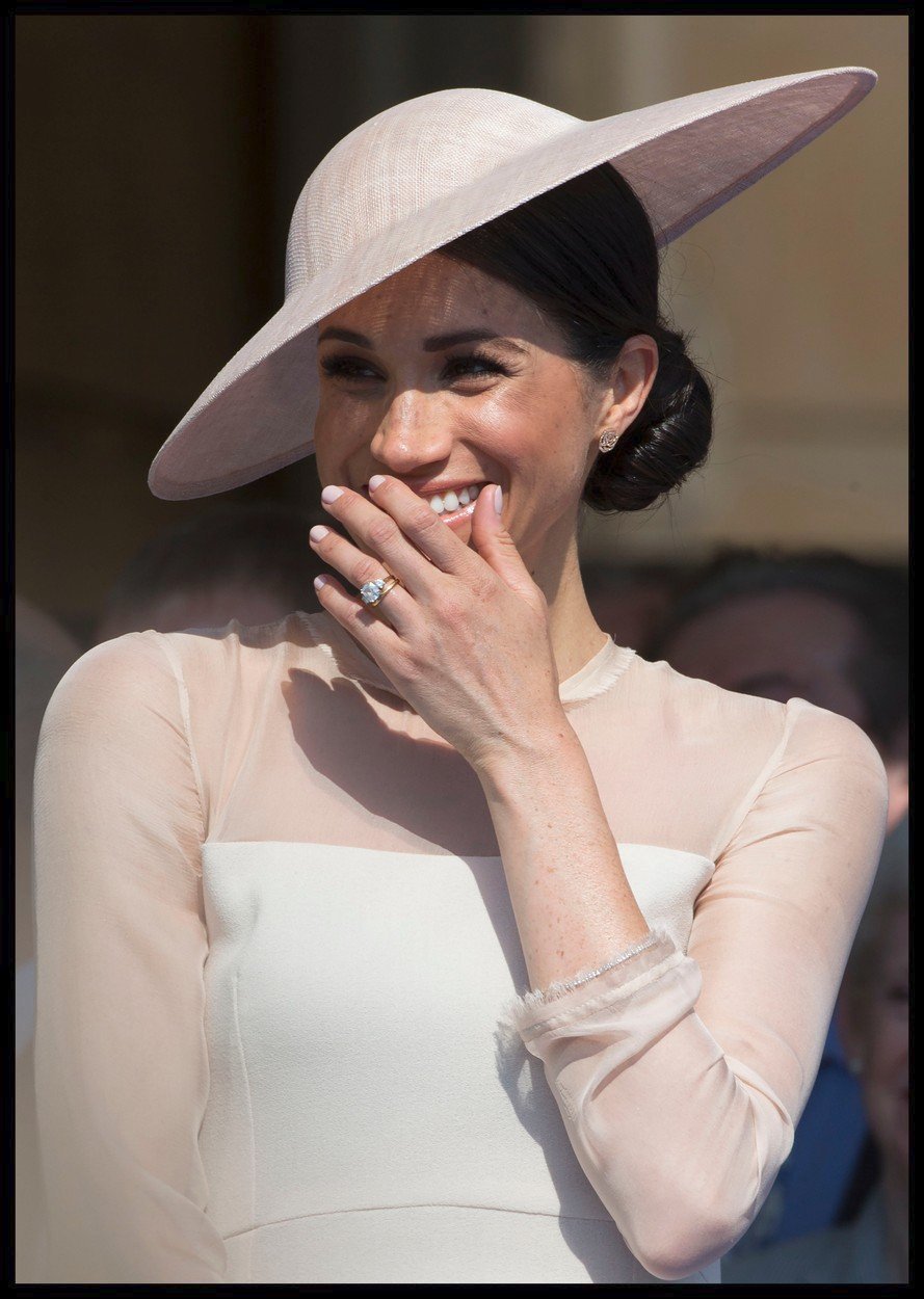 S úsměvem od ucha k uchu se poprvé jako vdaná paní objevila na oslavě narozenin svého tchána, prince Charlese. Smích ji ale možná brzy přejde...