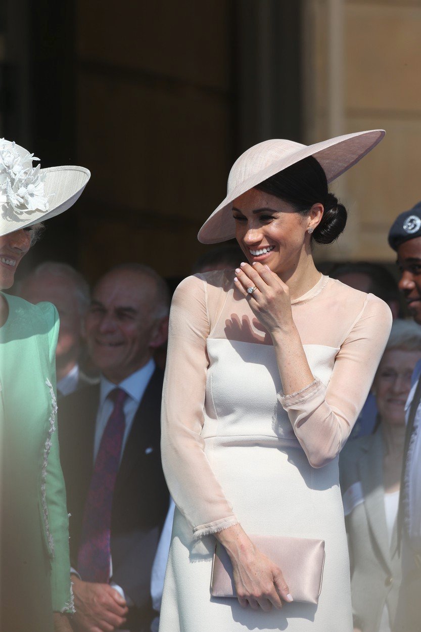 Meghan Markle dělala na oslavě 70. narozenin prince Charlese různé grimasy.