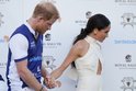 Britský princ Harry s manželkou Meghan udělali novou dohodu s Netflixem s tím, že diváky zavedou do načančaného světa koňského póla, který ryšavý princ, tak jako další šlechtici a boháči západního světa tak rádi hrají. Těžko ale očekávat, že poskytnou takový vhled, o který se v souvislosti s jejich víkendovou účastí na turnaji ve Wellingtonu na Floridě poskytla spisovatelka Kiki Astorová (51).