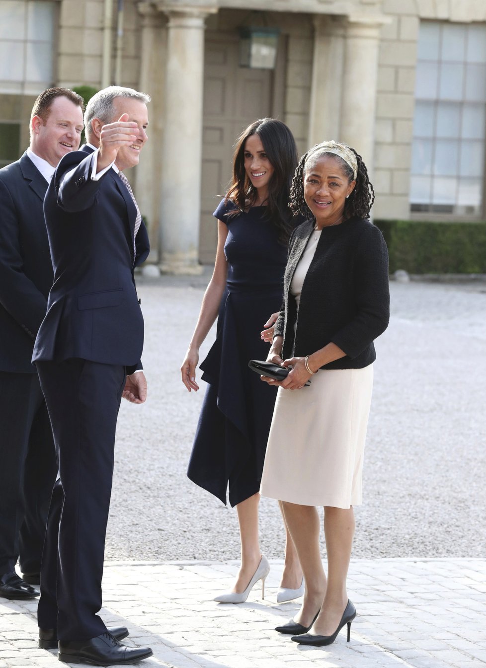 Meghan Markleová s matkou Doriou Ragland dorazily do Cliveden House.