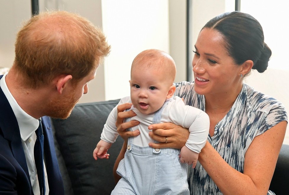 Pokud se jejich rodiče chystají na zahraniční cesty, děti musí cestovat s nimi. A na věku nezáleží. Archie, syn Meghan a Harryho, se vydal na turné se svými rodiči v pouhých čtyřech měsících.