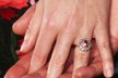 Prsten princezny Eugenie s růžovým safírem, který je osázen diamanty, odhadují experti na bezmála 3 miliony korun!