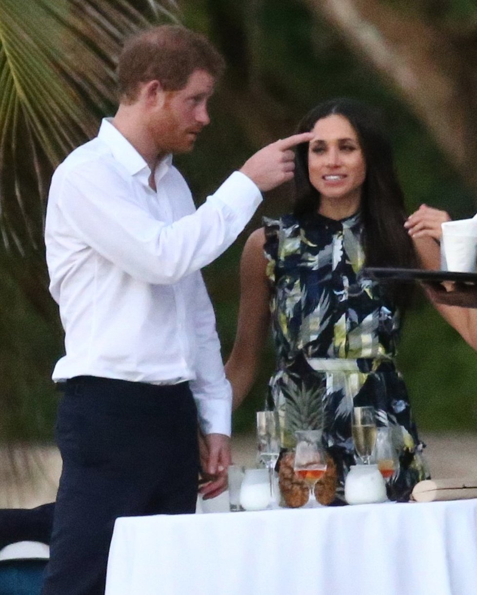 Princ Harry držel Meghan za ruku.