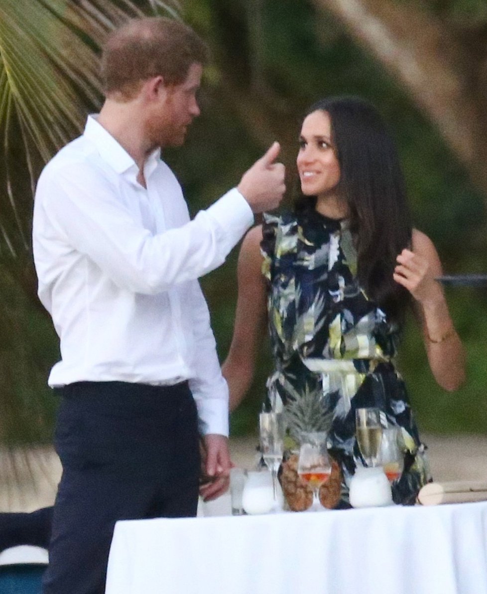 Princ Harry držel Meghan za ruku.