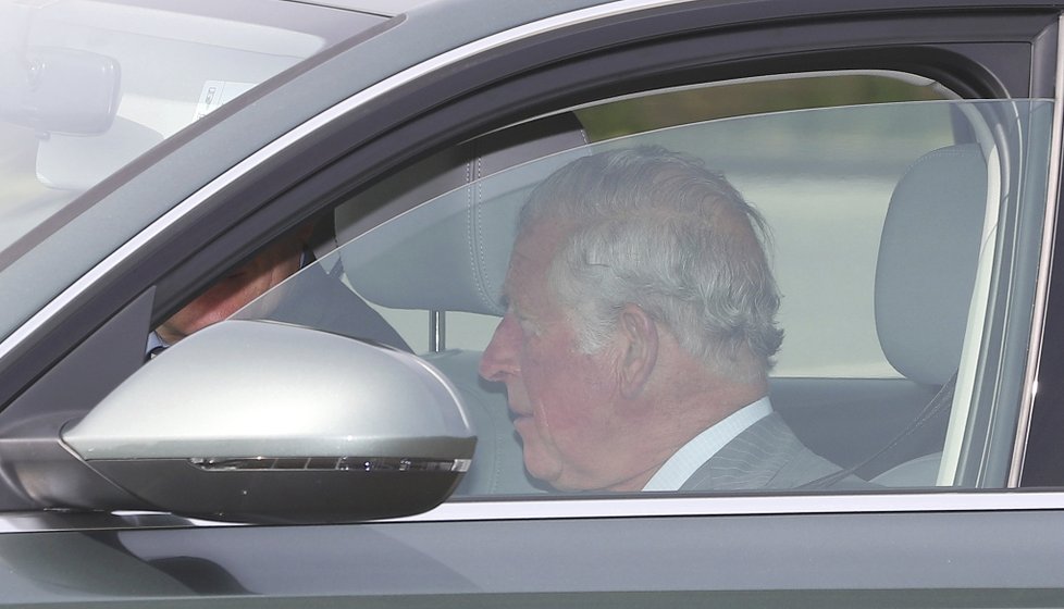 Princ Charles povede Meghan k oltáři místo jejího otce Thomase