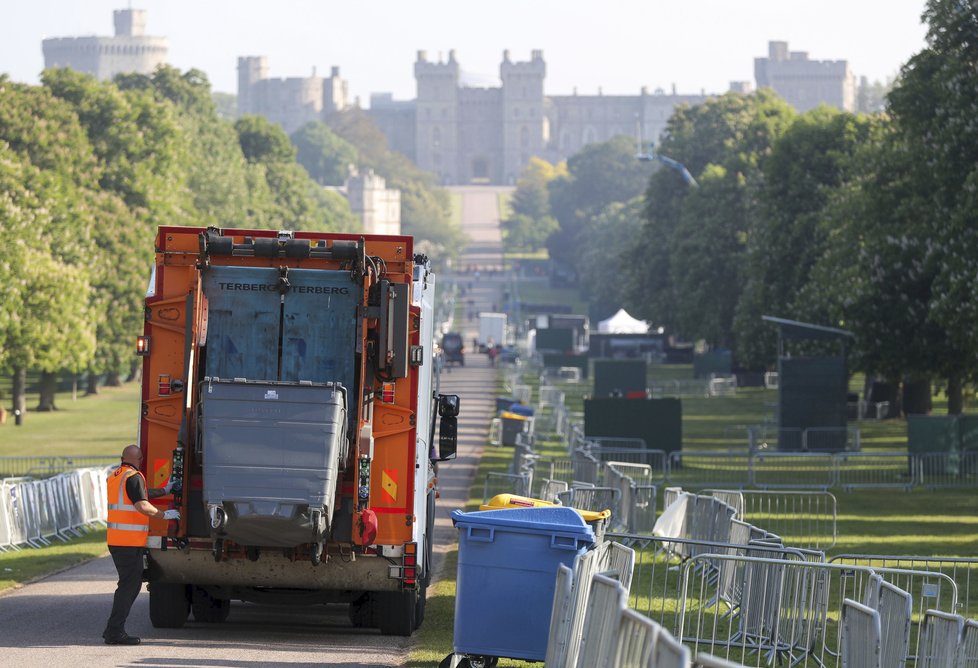 Kolem hradu Windsor se v neděli po velkolepé svatbě Harryho a Meghan uklízí.