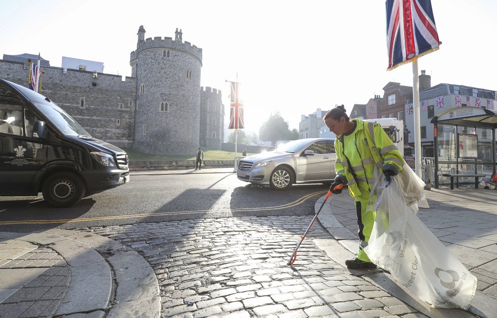 Kolem hradu Windsor se v neděli po velkolepé svatbě Harryho a Meghan uklízí. 