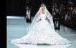 Takové šaty od návrhářské dvojice Ralph a Russo bude mít prý na svatbě Meghan Markle