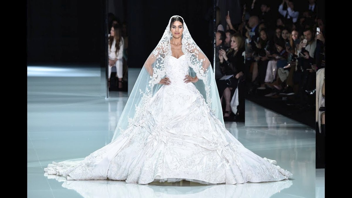 Takové šaty od návrhářské dvojice Ralph a Russo bude mít prý na svatbě Meghan Markle