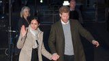 Princ Harry vyvedl Meghan: Zakrývalo volné oblečení těhotenství?