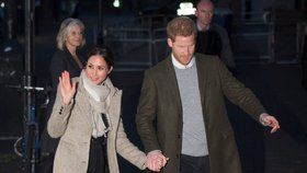 Princ Harry vyvedl Meghan: Zakrývalo volné oblečení těhotenství?