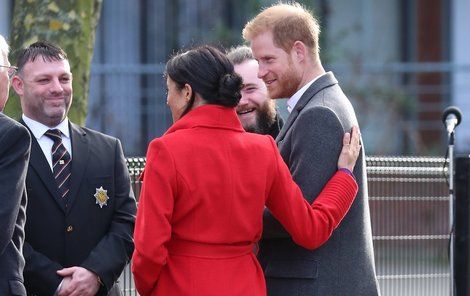 Meghan si možná manžela jemně diriguje. Navenek to vypadá jako romantické gesto...ale může to být o snaha o ovládnutí.