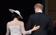 Meghan si možná manžela jemně diriguje. Navenek to vypadá jako romantické gesto...ale může to být o snaha o ovládnutí. 