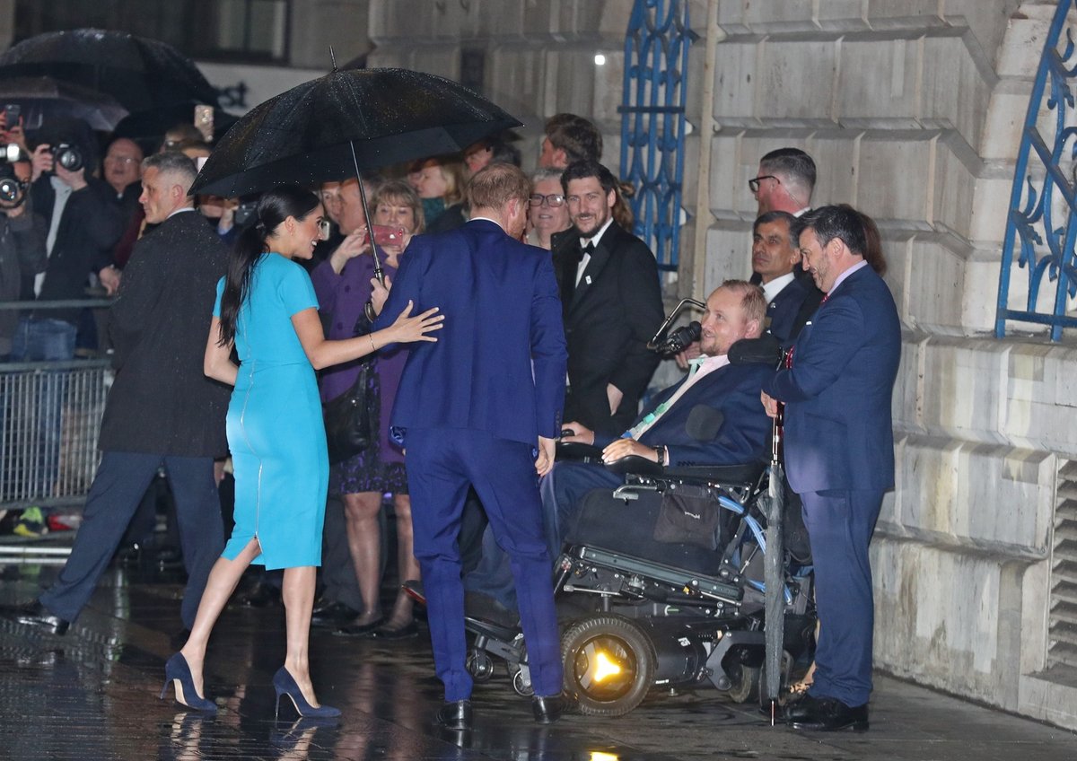 Meghan si možná manžela jemně diriguje. Navenek to vypadá jako romantické gesto...ale může to být o snaha o ovládnutí.