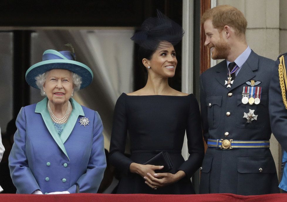 Královna Alžběta II. se cítí zrazena kvůli tomu, že ji princ Harry a Meghan neřekli dopředu o tom, že se chtějí vzdát svých rolí v královské rodině.