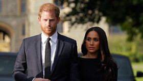 Harry a Meghan zůstanou v Británii minimálně do královnina pohřbu.