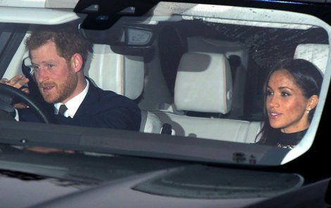 Princ Harry a Meghan Markle přijíždí na rodinný vánoční oběd s královnou Alžbětou II.