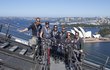 Princ Harry se vydal na vysoký most Harbour Bridge v Sydney., těhotná Meghan zůstala na pláži.